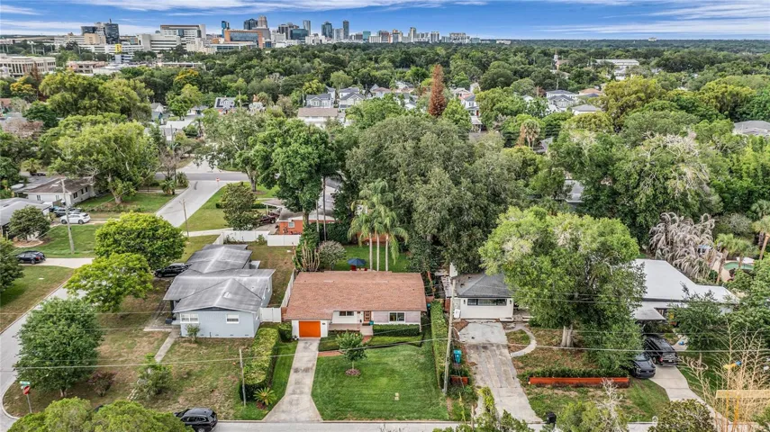 Great downtown neighborhood- walking distance to Wadeview Park, SODO, Delaney Park, Orlando Health, Dr Phillips Performing Arts Center and so much more