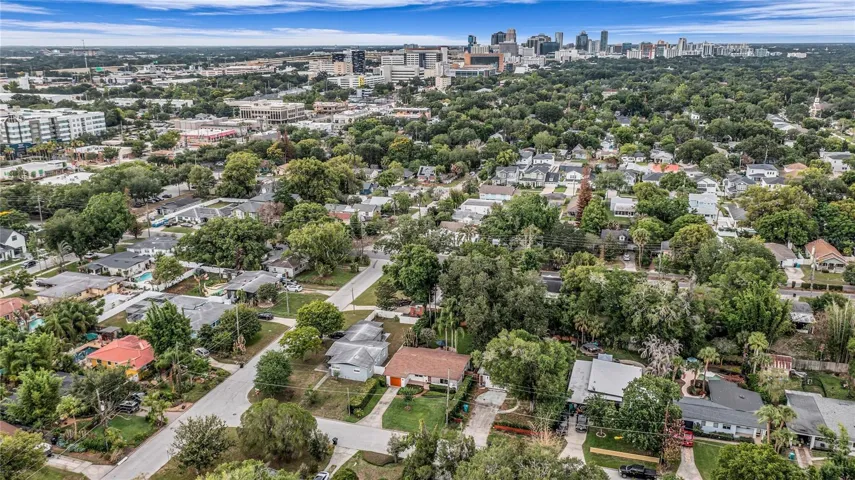 Great downtown neighborhood- walking distance to Wadeview Park, SODO, Delaney Park, Orlando Health, Dr Phillips Performing Arts Center and so much more