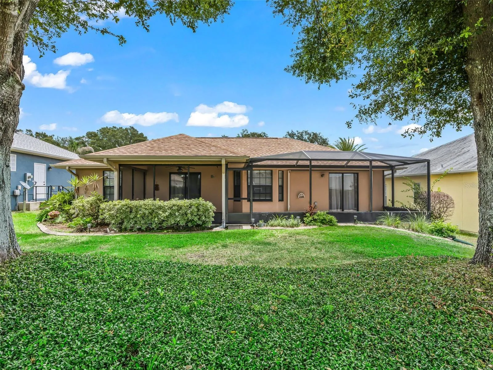 Lanai w/access to backyard