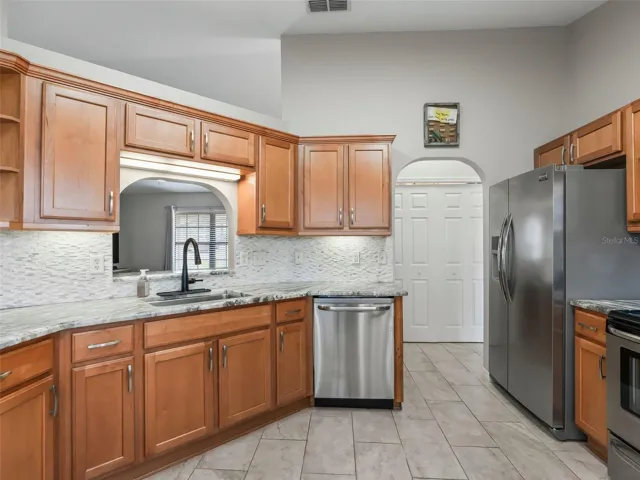 Kitchen w/Tile flooring