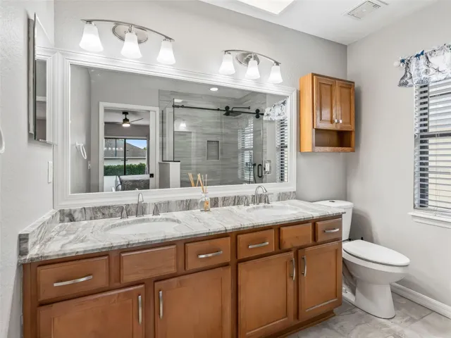 En Suite w/2 Sink Vanity
