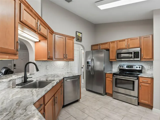 Kitchen w/Granite countertops & Cabinets w/pullouts