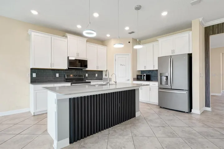 Kitchen w/ quartz counters, 42'' cabinets and GE appliances