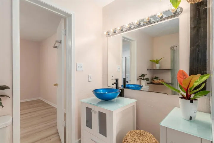 upstairs jack and jill bath
