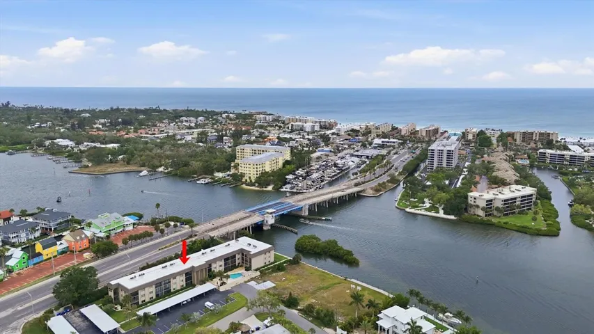 4 min walk to Crescent beach & businesses