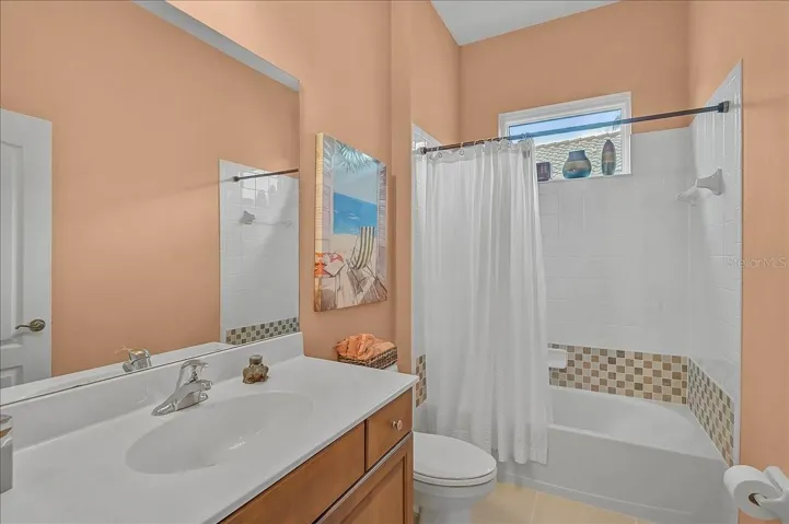 2nd Bathroom with shower/tub combination