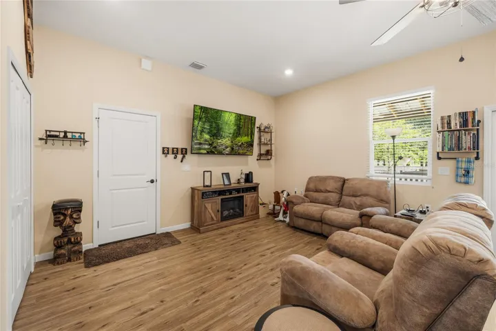 Living Room/Den
