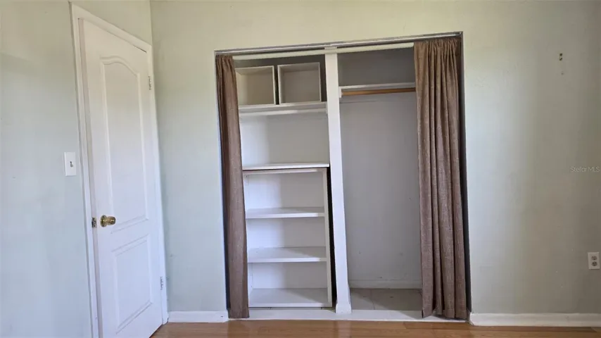 closet with shelving