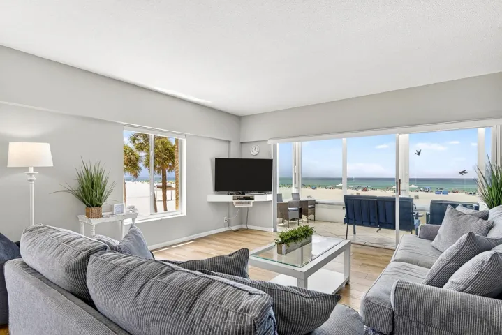 Living room/lanai and Siesta key