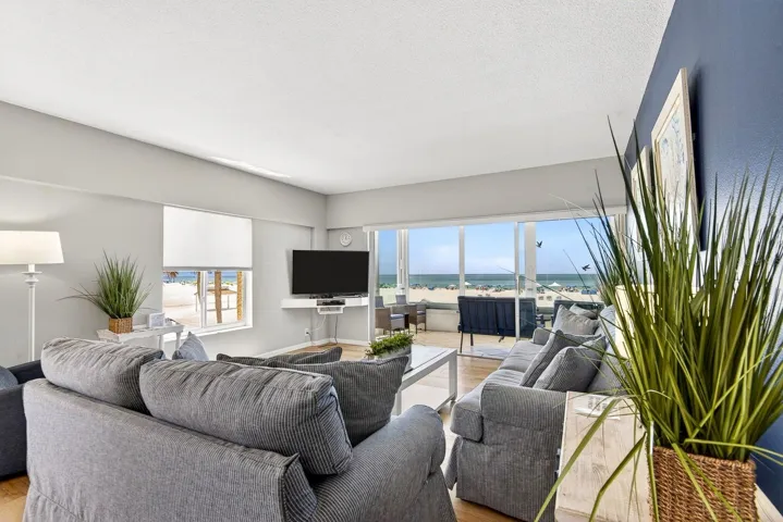 Livingroom area showing beach front, no bad views anywhere.
