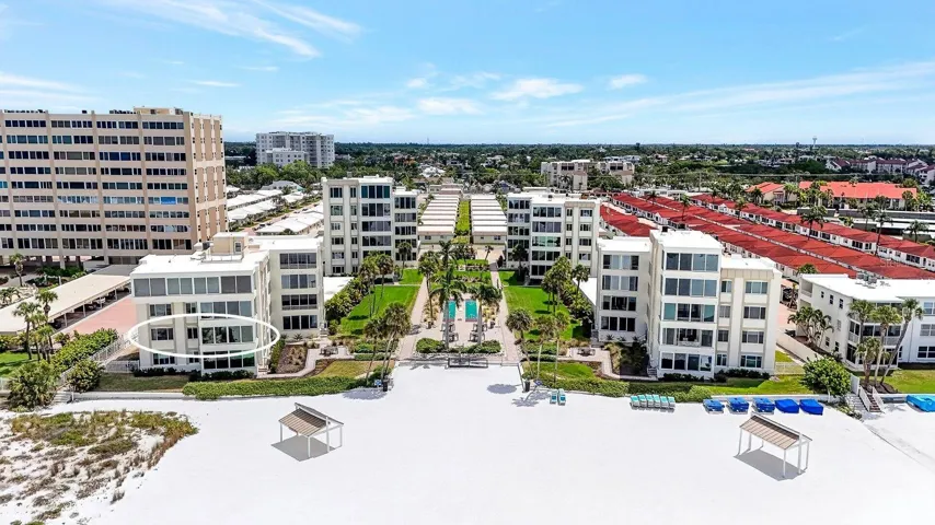 The condo is to the left and the ammenities to the right with the beach in front.