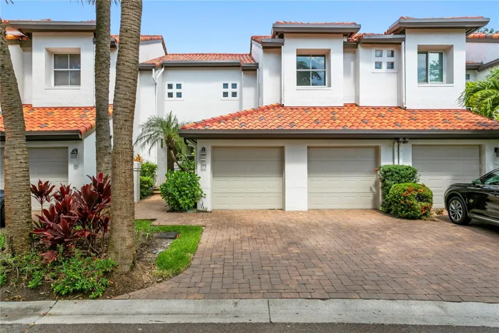 Experience the very best of South Tampa living on beautiful Harbour Island.