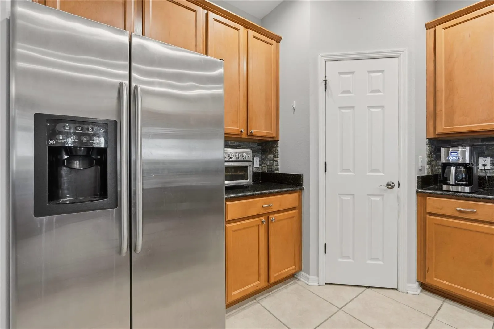 Large kitchen with lots of cabinet space
