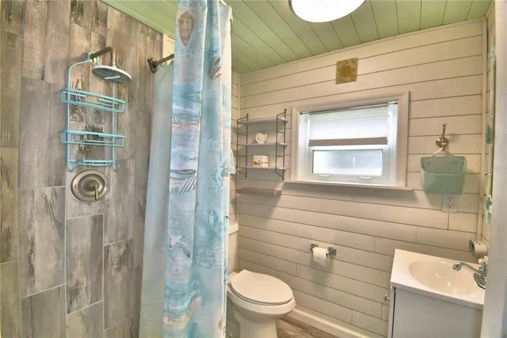 cottage bathroom