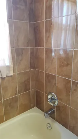 Guest bathroom tub