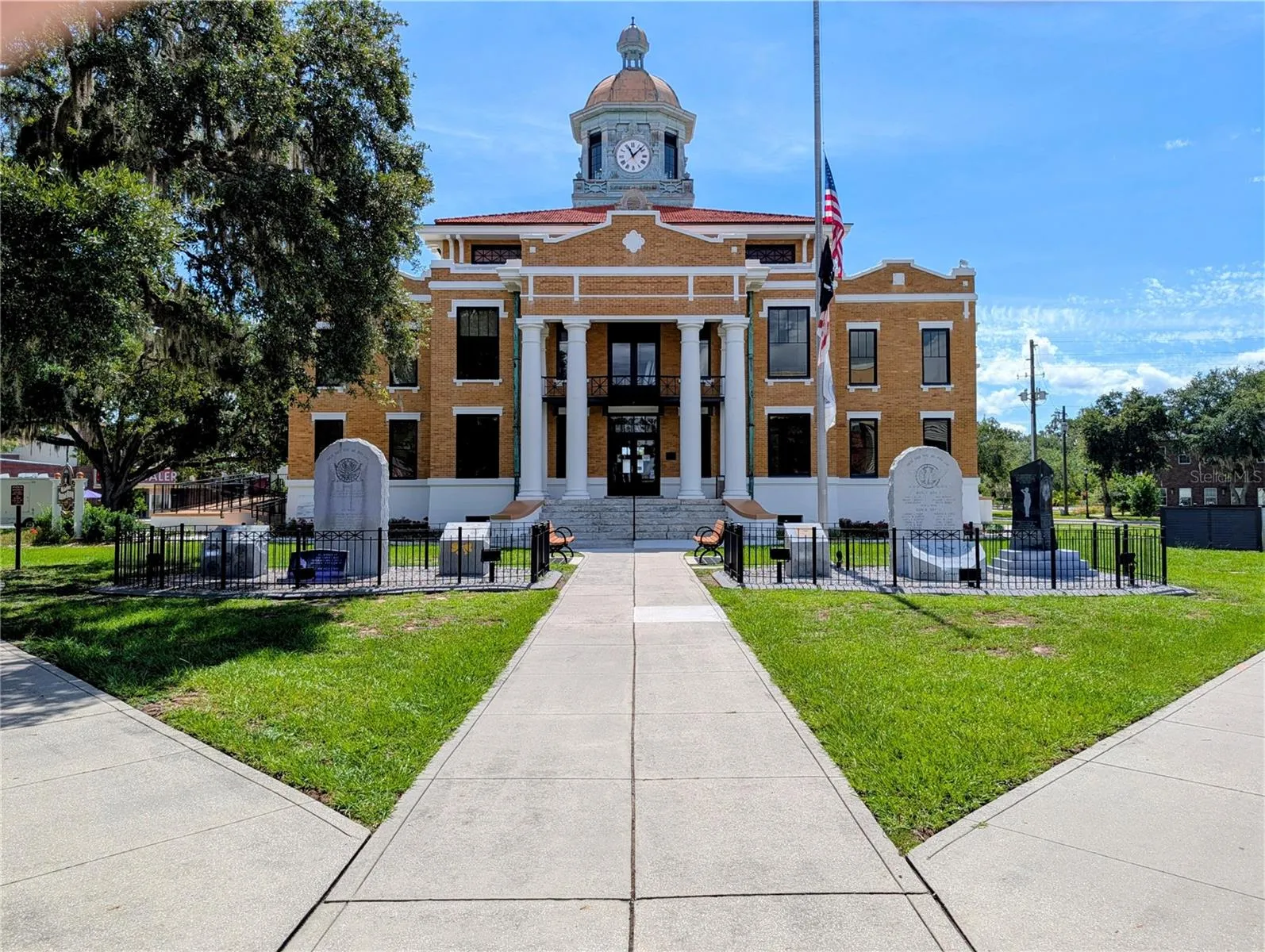 Downtown Inverness area offers sidewalk dining, cafes, Historic Courthouse and more.