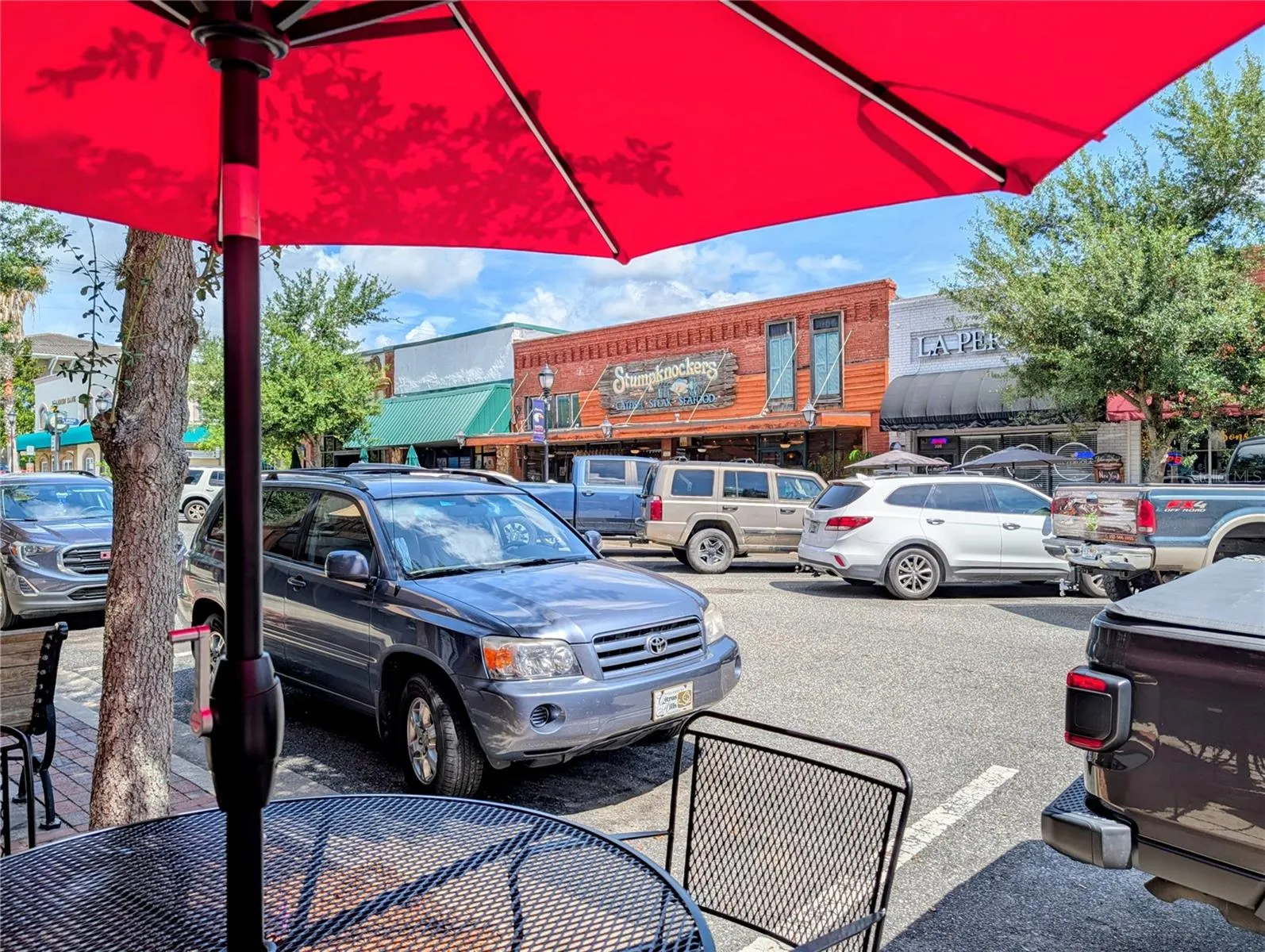 Downtown Inverness area offers sidewalk dining, cafes, Historic Courthouse and more.