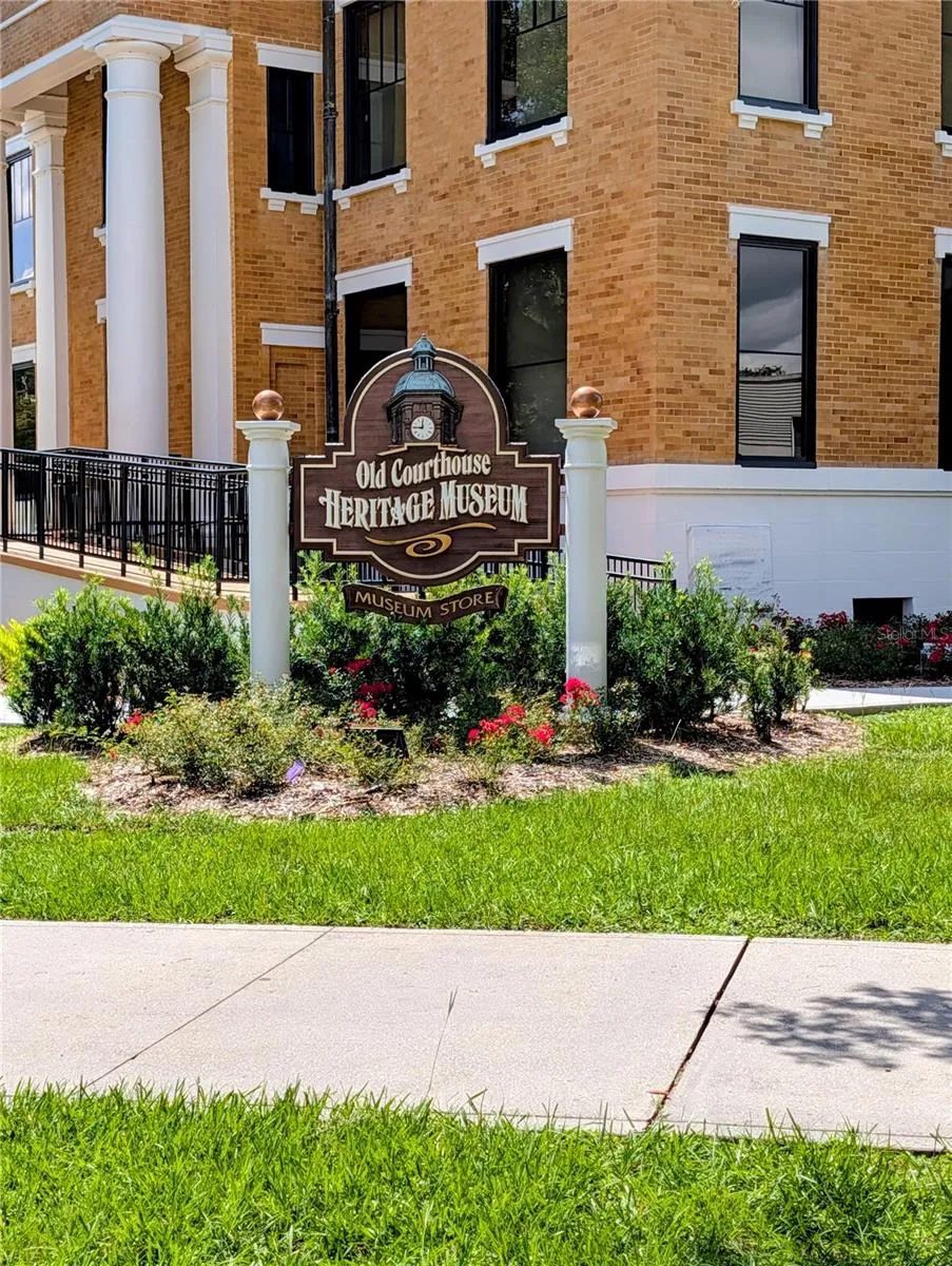 Downtown Inverness area offers sidewalk dining, cafes, Historic Courthouse and more.