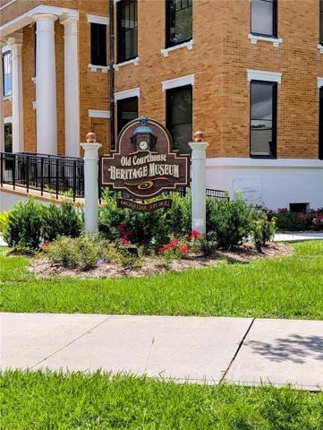 Downtown Inverness area offers sidewalk dining, cafes, Historic Courthouse and more.