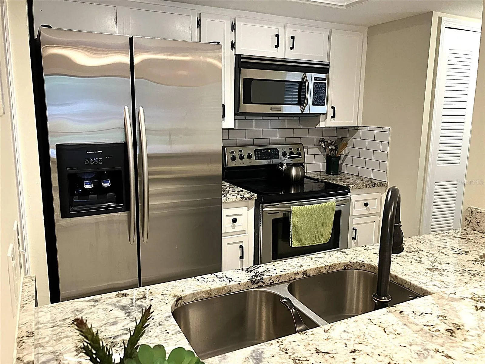 Kitchen w/Drop Down Double Sink