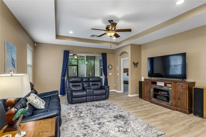 Living room with tray ceiling