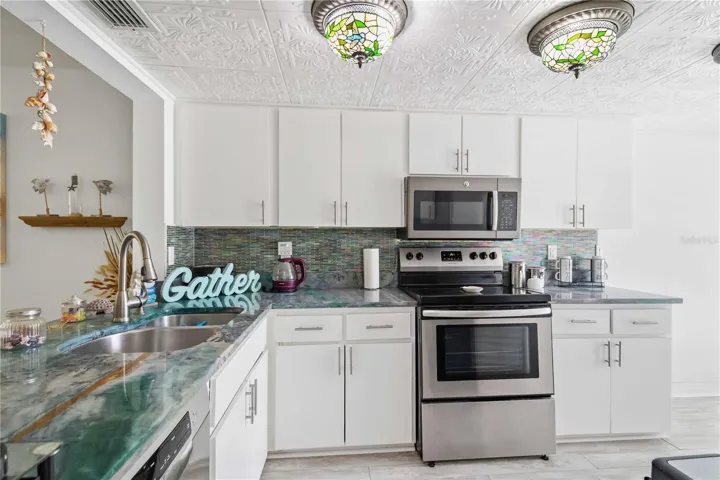 Quartz Countertops & Stainless Steel Appliances