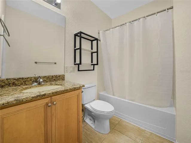 Guest Bath with Shower/Tub Combo
