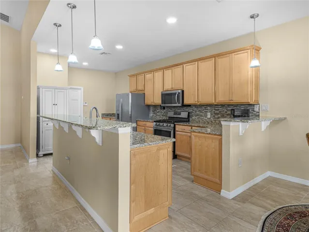 Breakfast Bar in Kitchen, Pendant Lighting, Recessed Lighting