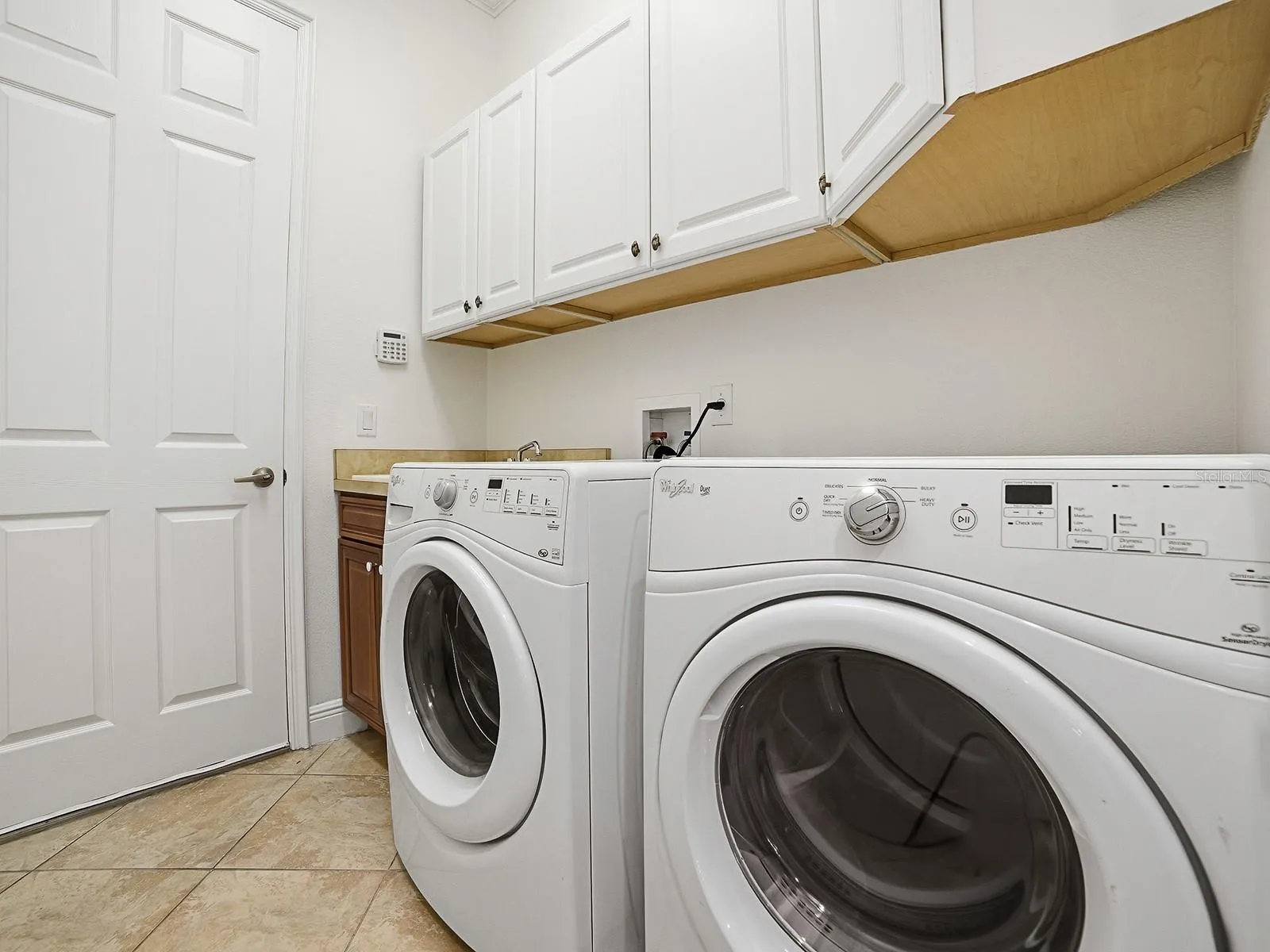 Laundry includes Washer/Dryer