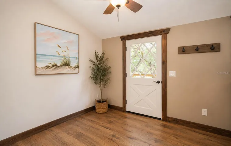Upstairs 1 bedroom living space and entrance.