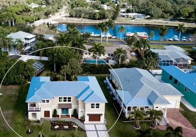 Aerial of house and of Portosueno Park