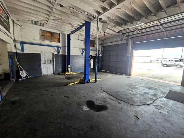 Main bays with dual 10'x10' overhead doors
