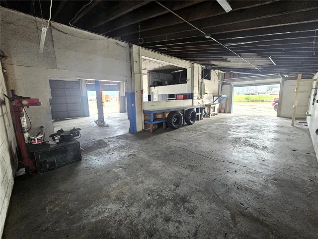 Rear bay with 8'x9' overhead door