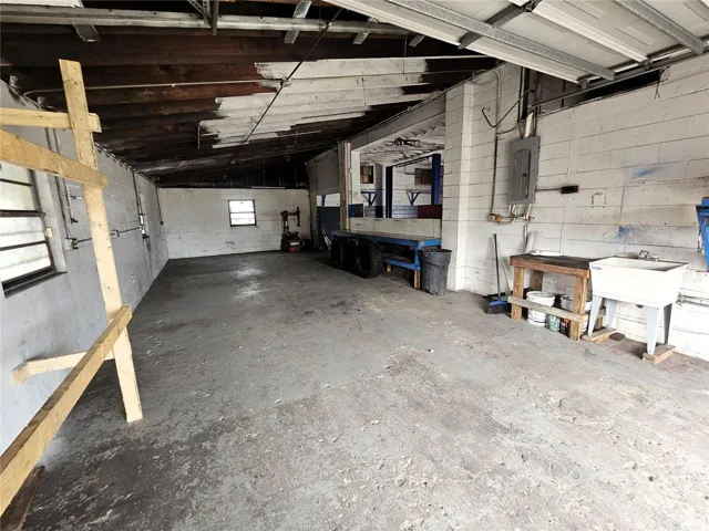 Rear bay with 8'x9' overhead door