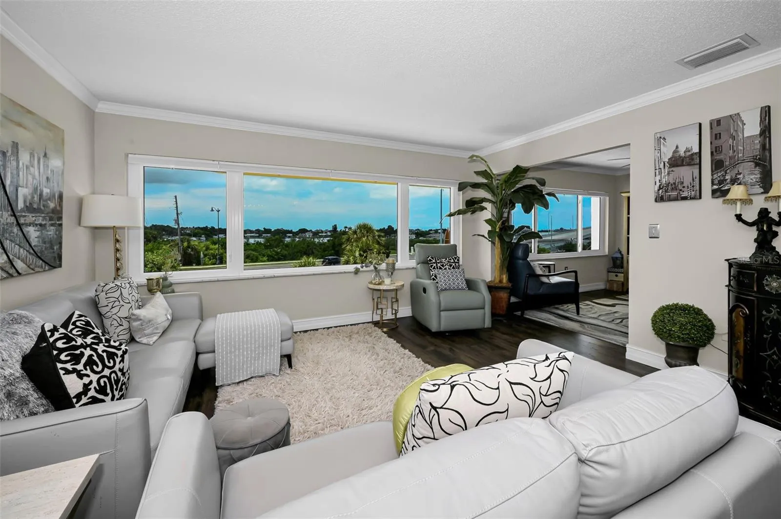 23 ft of window and water view