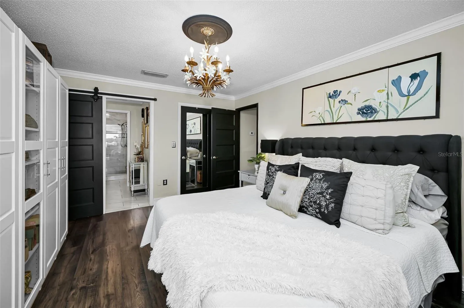 Primary-ensuite with large walk in closet