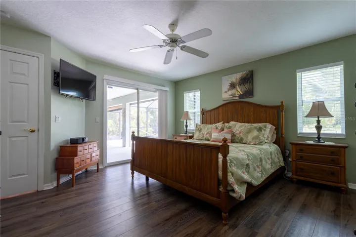 LARGE MASTER BEDROOM