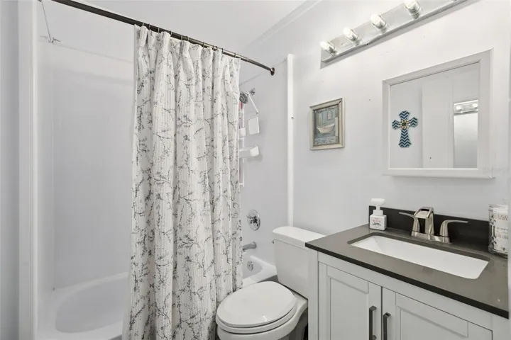 Guest bath w/tub