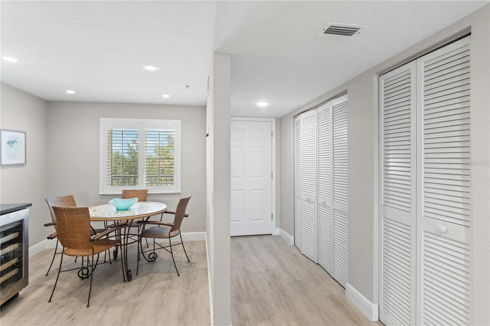 Foyer &amp; Dine-In Kitchen Area