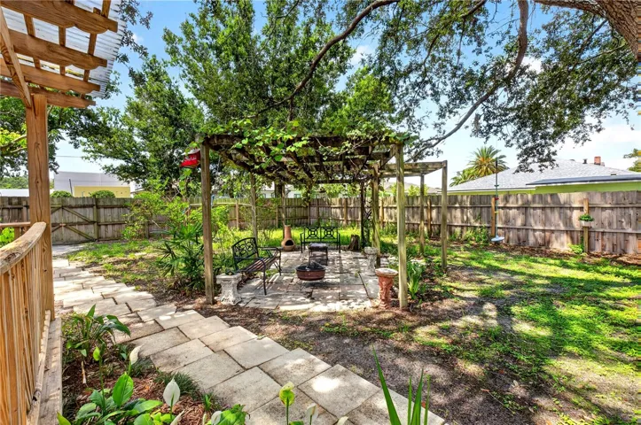 Romantic Pergola with real Florida grape vines