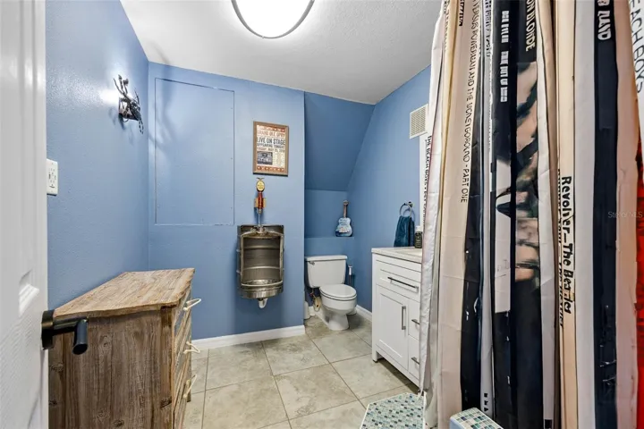 Full bathroom on the ground floor, ideal for rinsing off after a day on the water!