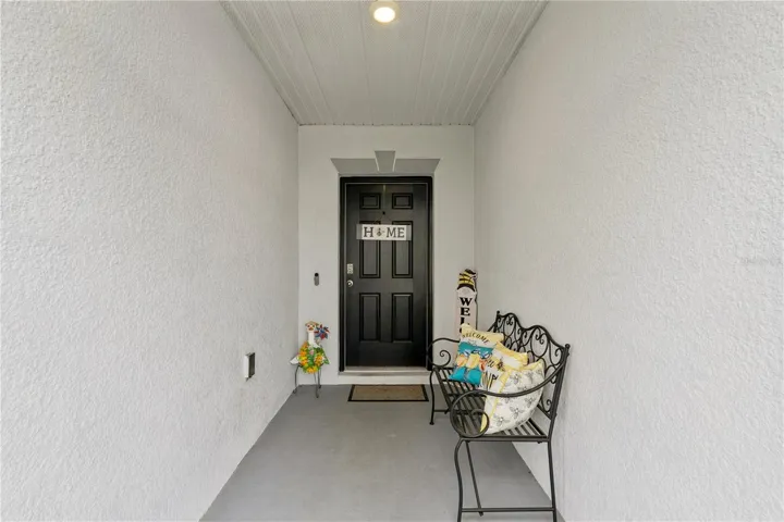 Screened enclosed entry