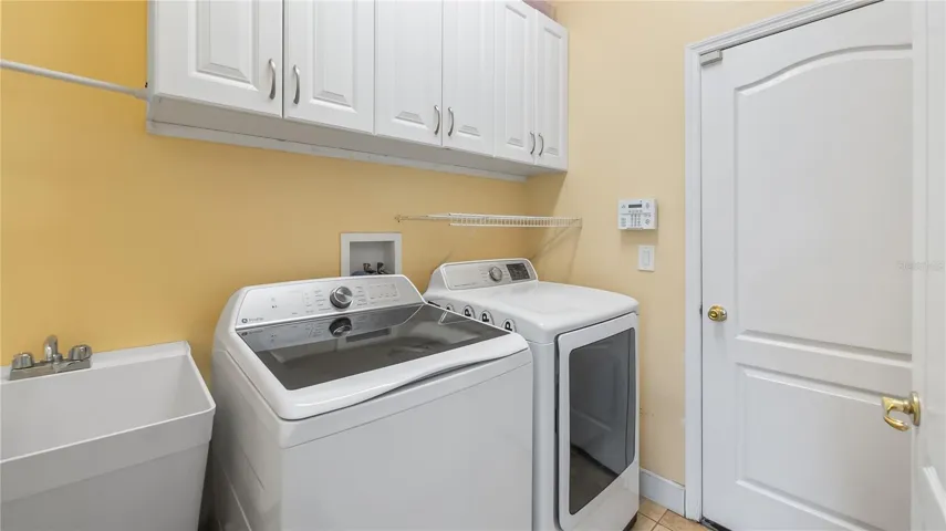 Laundry room between kitchen and garage