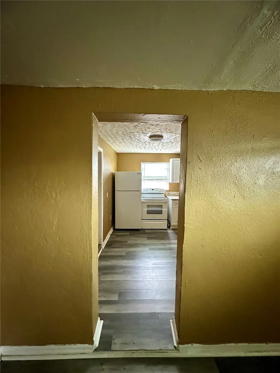 Entry to the kitchen / Dining Areas
