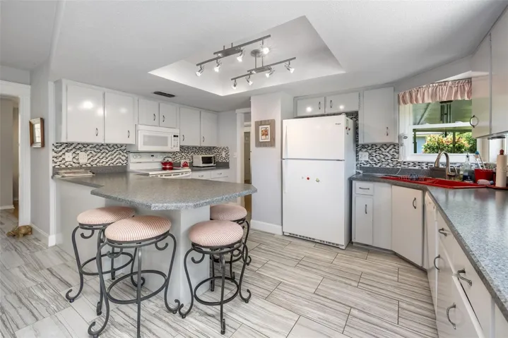 Large Kitchen w/ Backsplash!