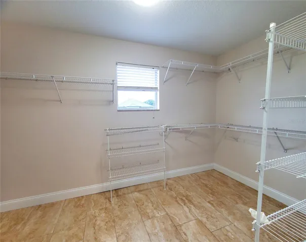 WALK IN CLOSET