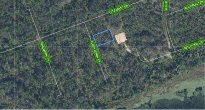 Secluded lot for sale in the rural area of Sebring.