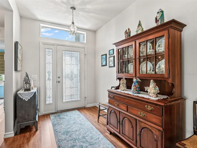 Foyer w/Lots of natural light