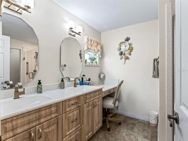 En Suite w/2 Sink Vanity