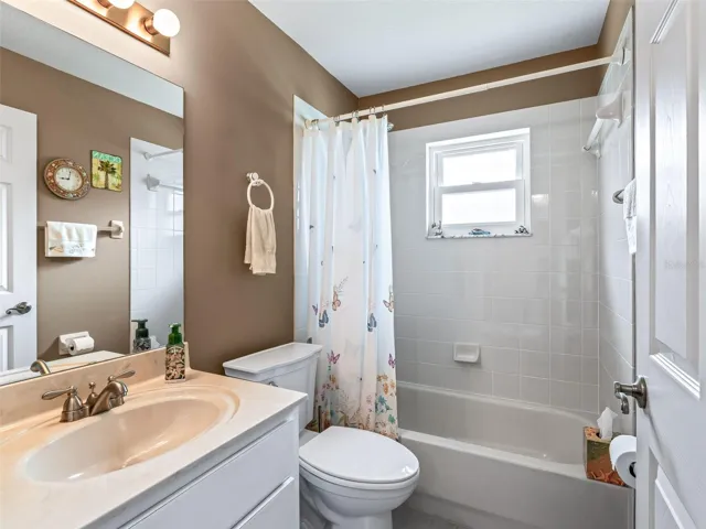 Guest bathroom w/Tiled Tub & Shower combination